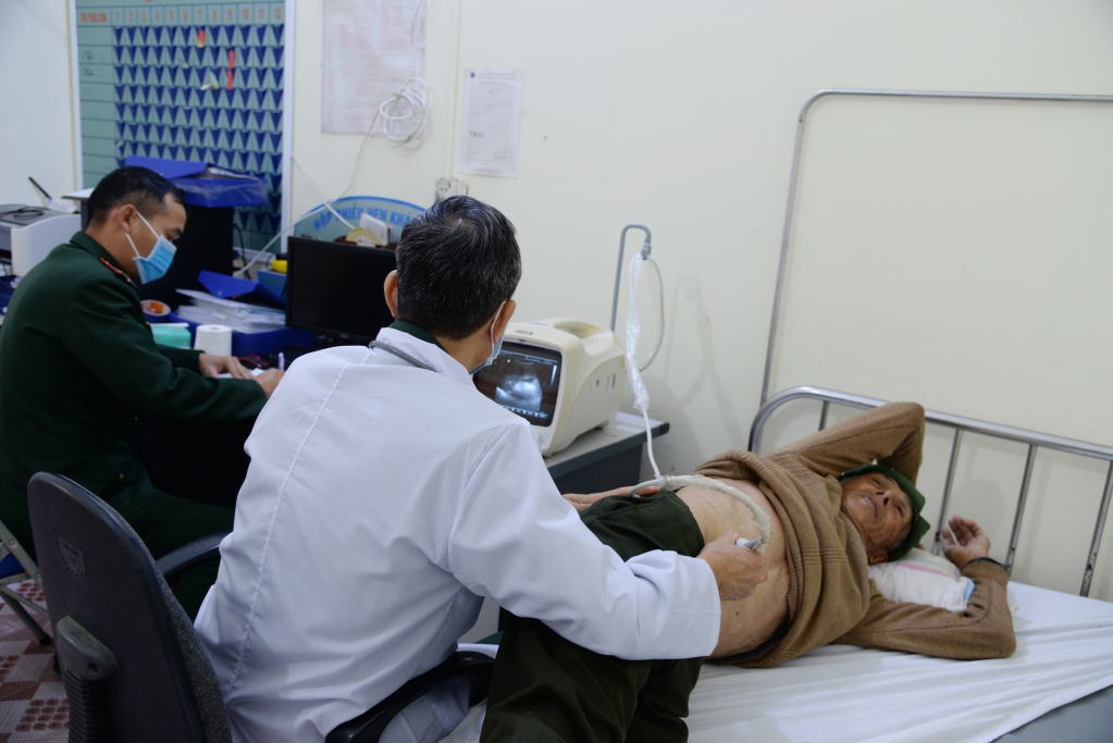Quân y BĐBP tỉnh Quảng Ninh phối hợp với lực lượng y tế địa phương khám và cấp thuốc miễn phí cho hơn 100 người dân trên đảo.