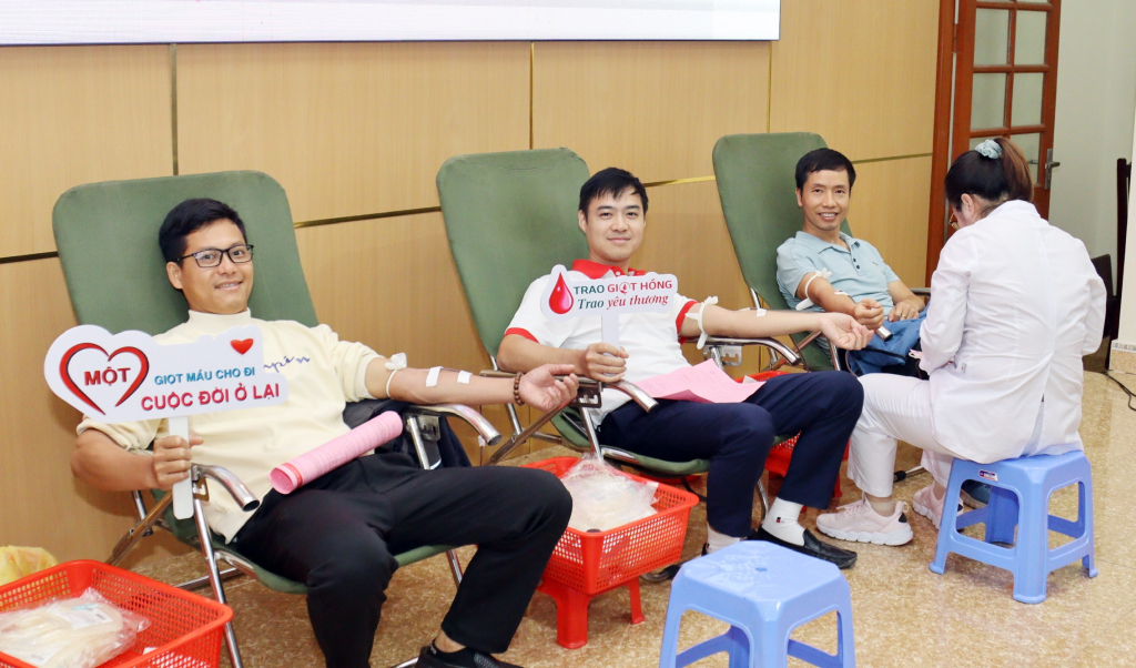 Đông đảo công nhân lao động của các doanh nghiệp trong KCN Sông Khoai tham gia hiến máu tình nguyện tại Lễ hội Xuân hồng năm 2024.