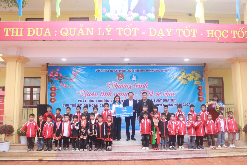 Các đơn vị, doanh nghiệp và nhà hảo tâm tặng 140 suất quà tết cho các em thiếu nhi trường TH và THCS Đồng Lâm 1