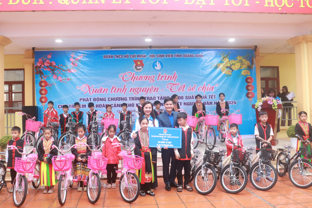 Đoàn thanh niên tập đoàn Than Khoáng sản Việt Nam TKV cũng dành tặng 20 chiếc xe đạp