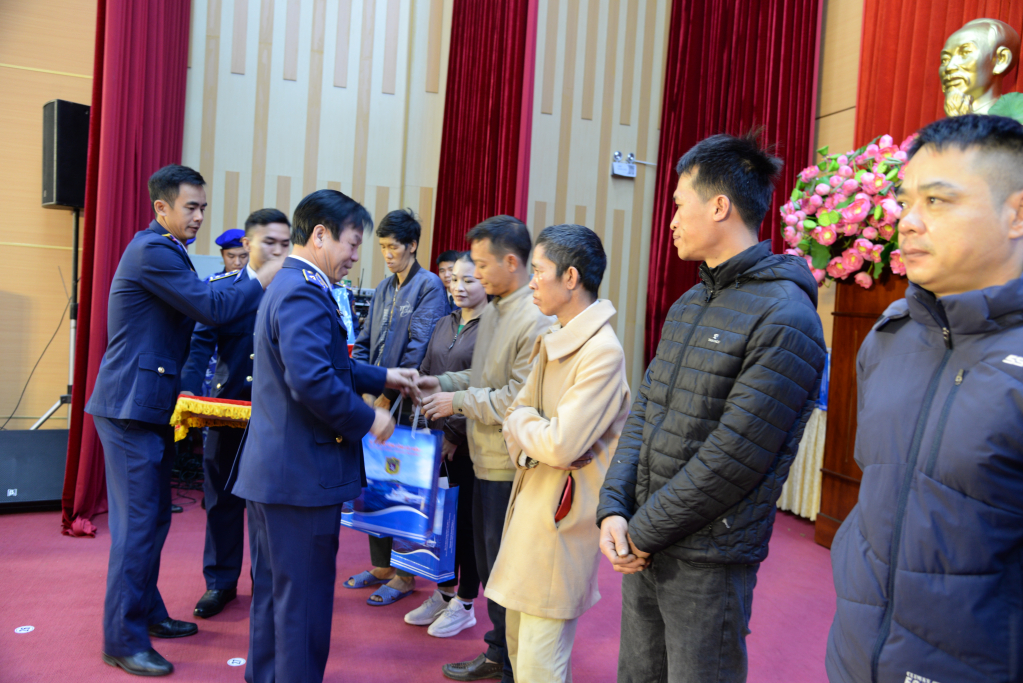 Lãnh đạo Vùng Cảnh sát biển 1 tặng quà cho người  30 suất quà cho hộ nghèo, gia đình chính sách trên địa bàn TP Uông Bí.