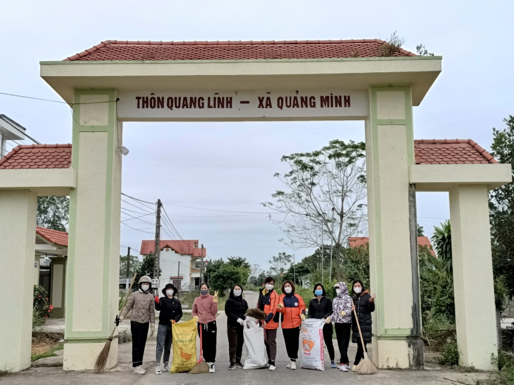 Người dân xã Quảng Minh, huyện Hải Hà dọn vệ sinh môi trường.