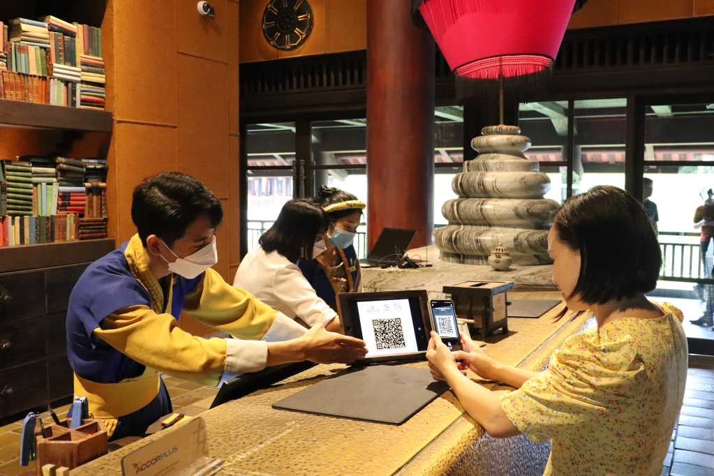 Du khách quét mã QR để trải nghiệm các dịch vụ, tiện ích tại khu nghỉ dưỡng Legacy Yên Tử.