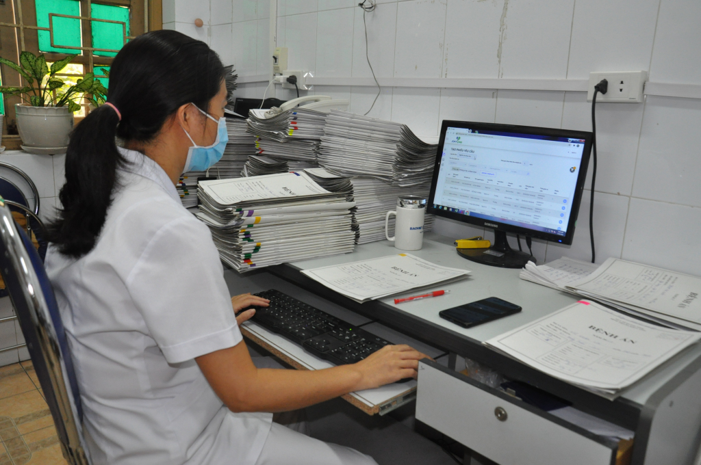 Nhân viên Bệnh viện Đa khoa tỉnh chuyển hồ sơ bệnh án điện tử của bệnh nhân bảo hiểm y tế cho BHXH xã hội tỉnh qua phần mềm ứng dụng.