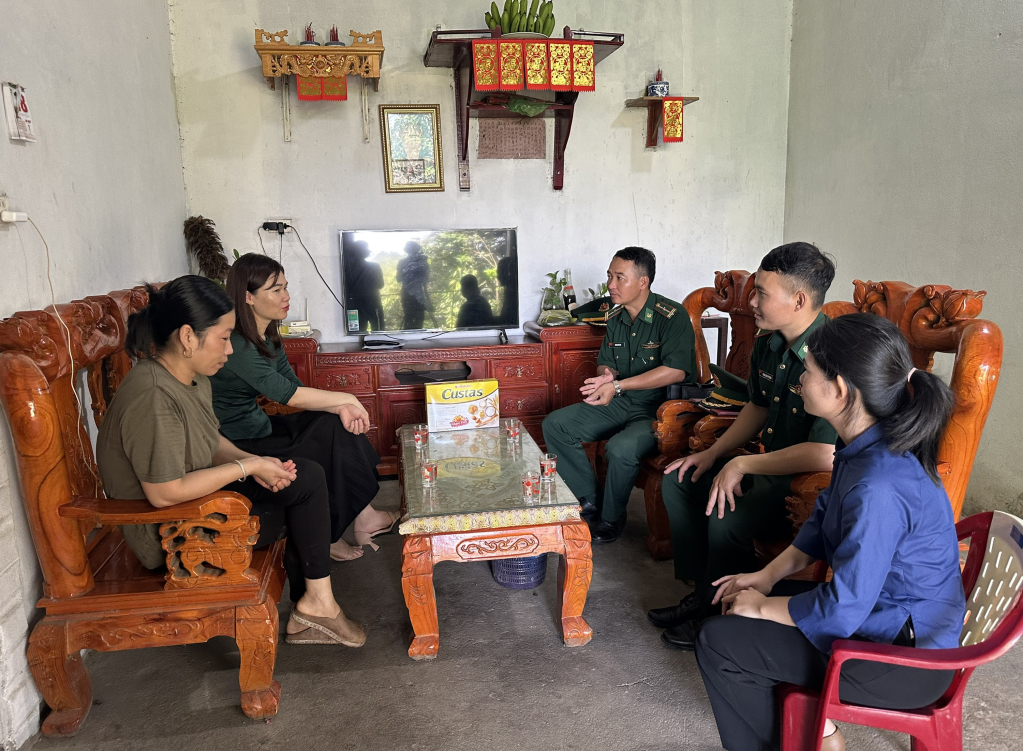 Chiến sĩ Đồn Biên phòng Cửa khẩu Hoành Mô (huyện Bình Liêu) tuyên truyền về phòng, chống mua bán người. Ảnh: Cao Quỳnh