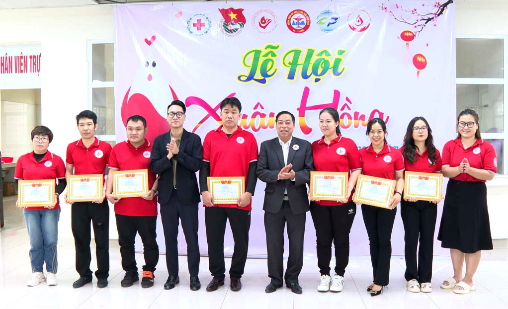 Lãnh đạo Hội chữ thập đỏ và Đoàn Thanh niên TP Cẩm Phả,  thay mặt Ban chỉ đạo Vận động hiến máu tình nguyện TP Cẩm Phả, tặng giấy khen cho những tình nguyện viên có thành tích xuất sắc trong các phong trào hiến máu tình nguyện của thành phố.