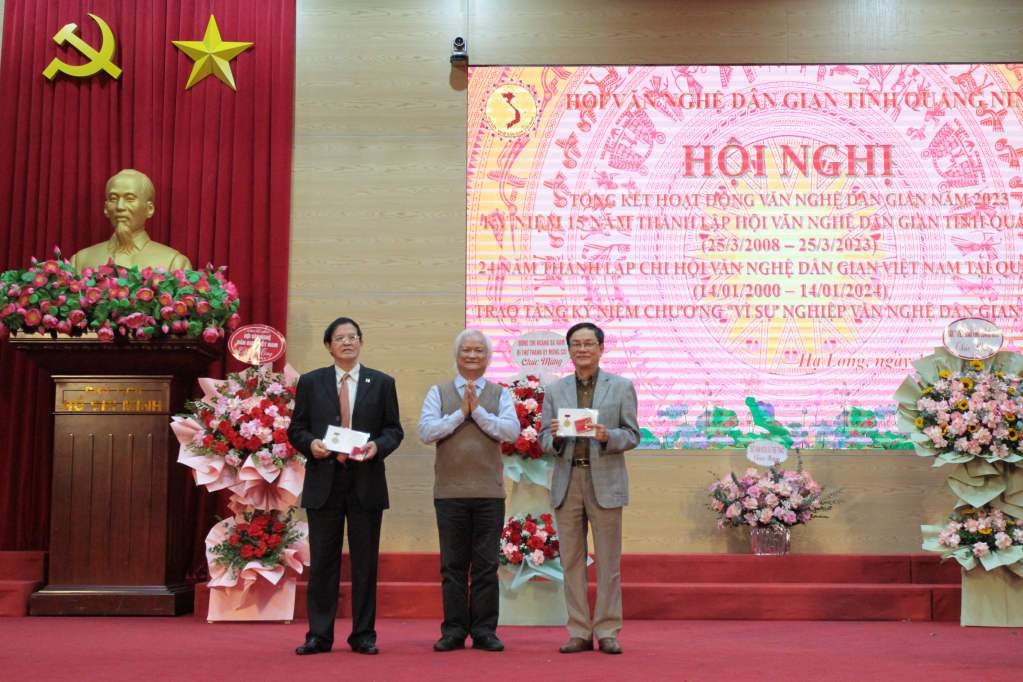 Giáo sư Tiến sĩ Lê Hồng Lý, Chủ tịch Hội Văn nghệ dân gian Việt Nam, trao tawngj
