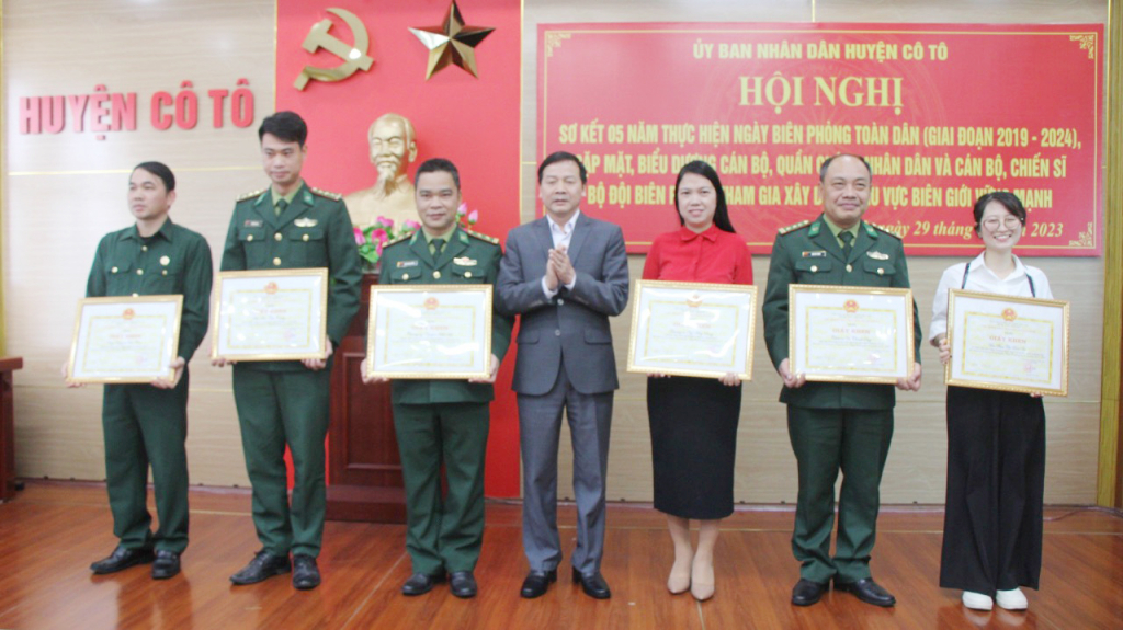 Huyện Cô Tô khen thưởng các tập thể cá nhân đạt thành tích xuất sắc trong phong trào “Ngày Biên phòng toàn dân”, giai đoạn 2019 - 2024.