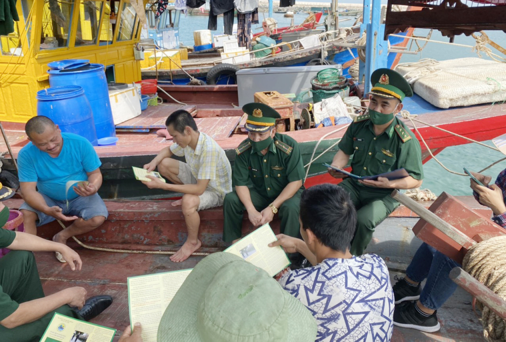 CBCS Đồn BP Cô Tô tuyên truyền pháp luật cho ngư dân trên địa bàn. 