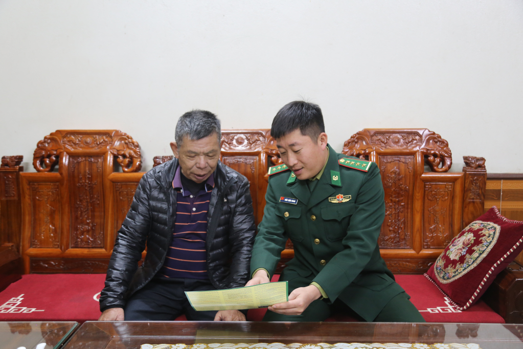 Đại úy Trần Xuân Khang tuyên truyền Luật Biên phòng Việt Nam cho người dân phường Trà Cổ