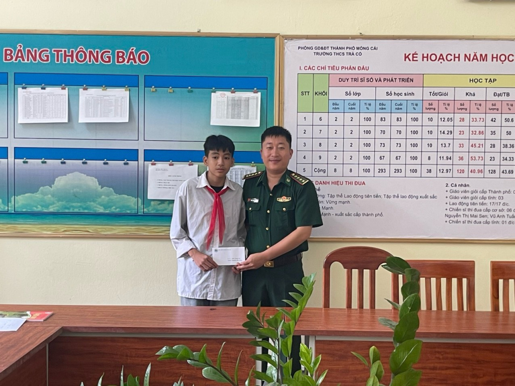 Đai úy Trần Xuân Khang tặng quà cho học sinh trong Chương trình 