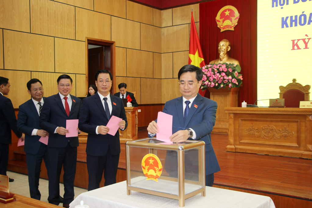 Các đồng chí trong Ban Thường vụ Thành ủy bỏ phiếu bầu bổ sung chức danh Chủ tịch UBND Link Nhà Cái E2Bet Chính Thức tại Việt Nam, nhiệm kỳ 2021-2026.