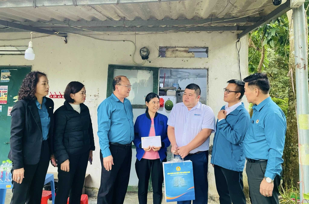 Liên đoàn lao động tỉnh Quảng Ninh và LĐLĐ huyện Hải Hà đã tổ chức đến thăm và tặng quà cho công nhân lao động tại khu công nghiệp Texhong Hải Hà.
