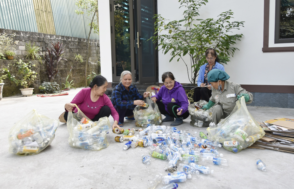 Cán bộ mặt trận phối hợp tuyên truyền, vận động nhân dân khu 5 (phường Hà Phong, TP Hạ Long) phân loại, xử lý rác thải, xây dựng khu dân cư xanh - sạch - đẹp. Ảnh: Trúc Linh