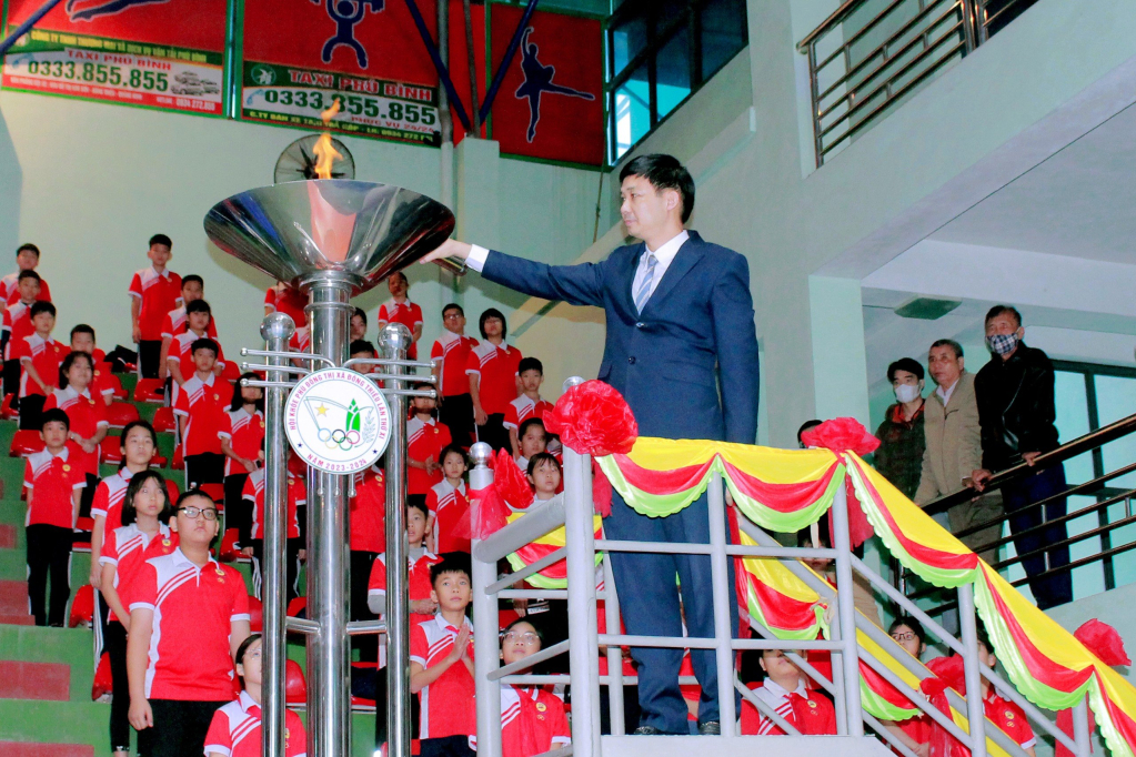 Đồng chí Bí thư Thị ủy Đông Triều Nguyễn Văn Công thắp sáng ngọn lửa HKPĐ thị xã lần thứ XI.