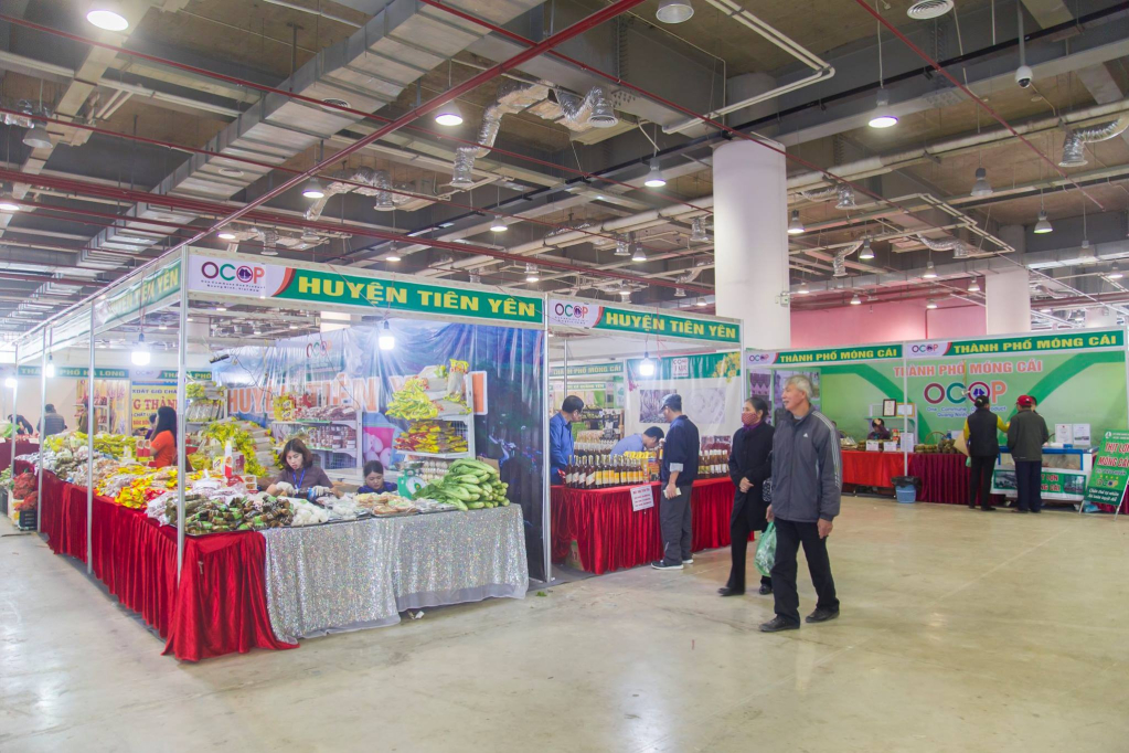 Hội chợ OCOP xuân hàng năm đã trở thành nơi mua sắm Tết yêu thích của người dân Quảng Ninh.