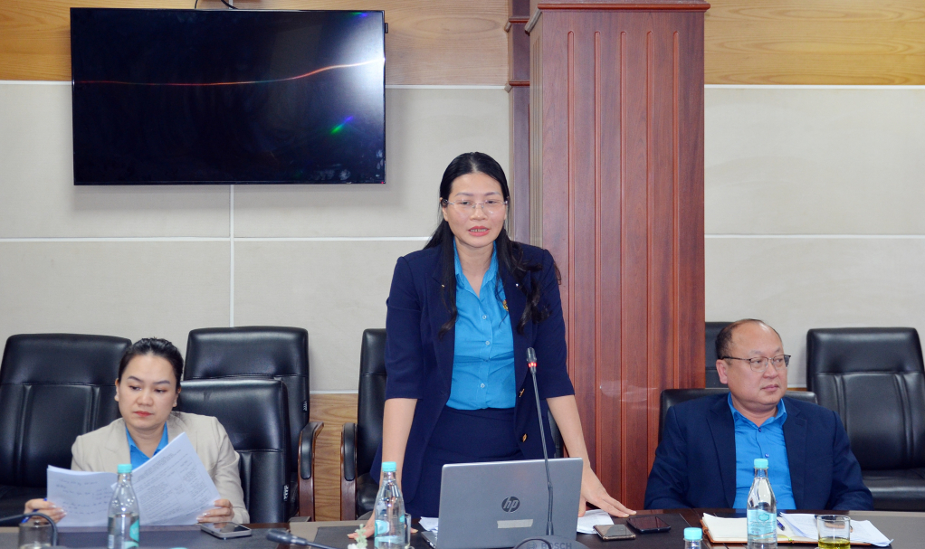 Bà Đặng Thị Kim Chung, Phó Chủ tịch LĐLĐ tỉnh phát biểu thảo luận tại hội nghị.