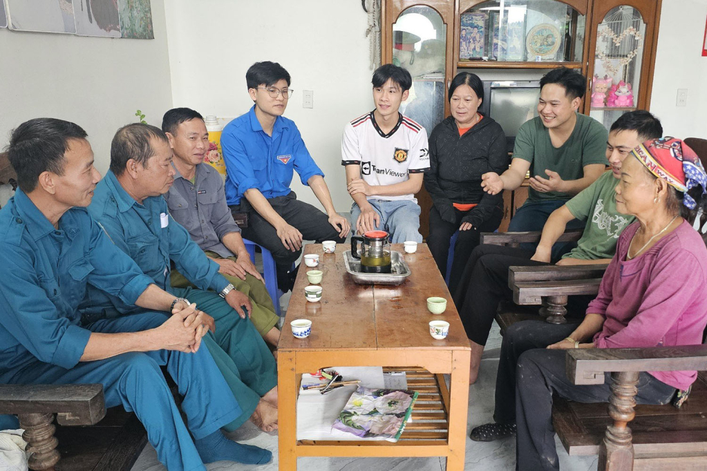 Đoàn công tác của phường Mông Dương tới thăm gia đình ông Triệu Quang Sáng và bà Lý Thị Hoa có hai con trai là Triệu Đức Kỳ và Triệu Đức Hay tình nguyện nhập ngũ năm 2024.