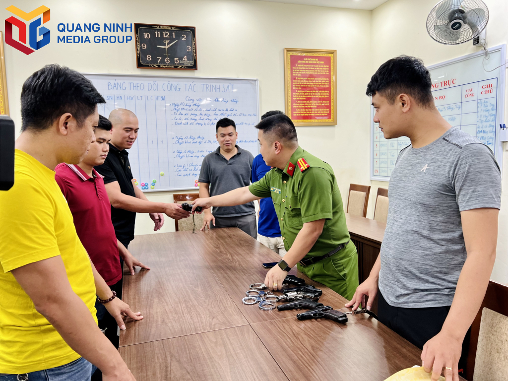 Đội Cảnh sát hình sự (Công an TP Hạ Long) chuẩn bị công cụ, dụng cụ tuần tra hóa trang hằng ngày.