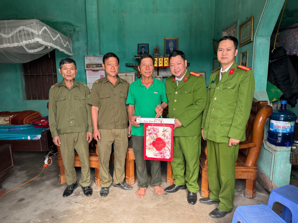 Công an xã Bằng Cả tặng quà Tết cho người có uy tín.