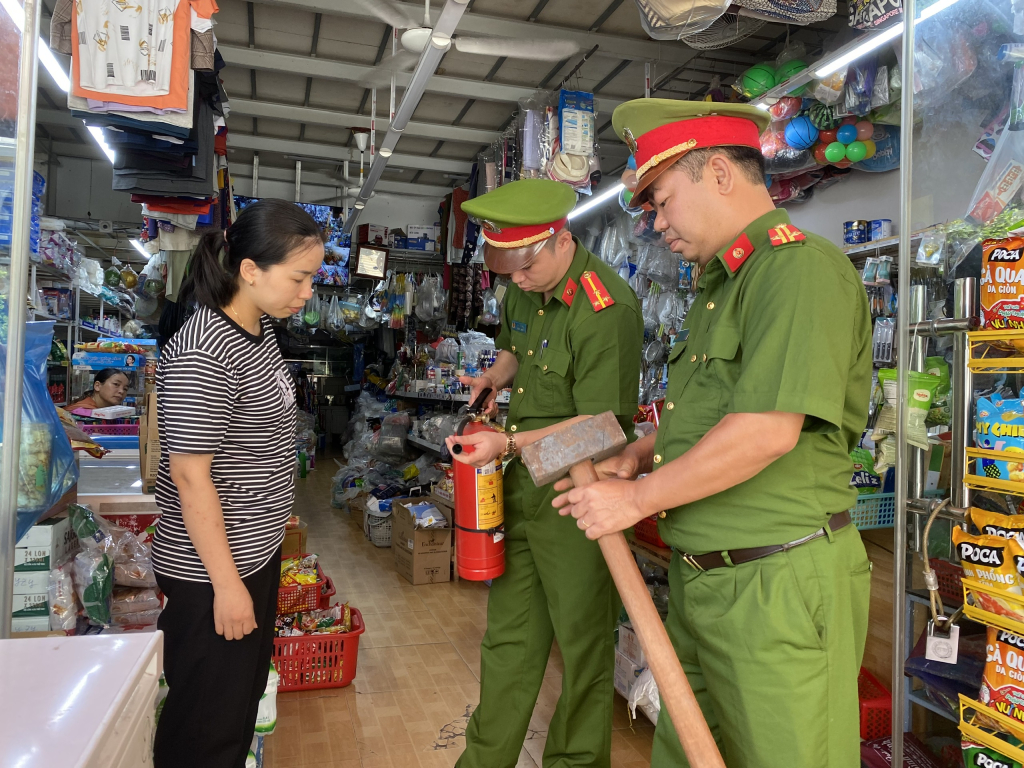 Công an phường Bãi Cháy kiểm tra trang thiết bị PCCC