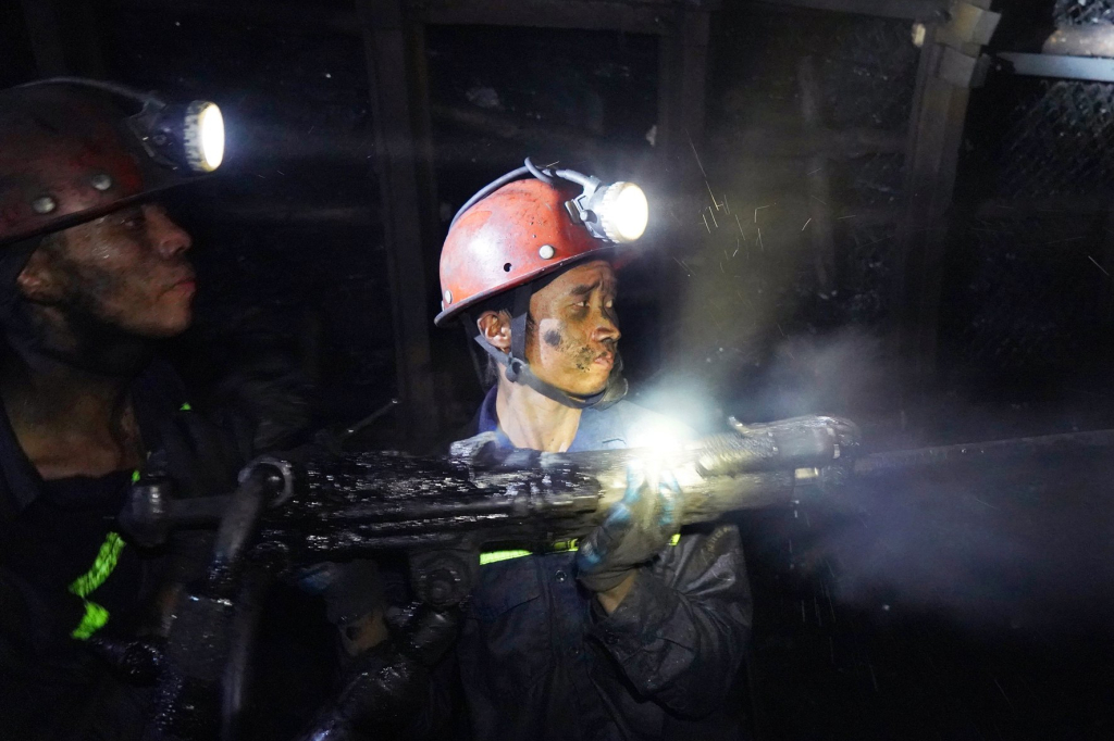 Các hoạt động chăm lo Tết nhằm tri ân thợ mỏ sau 1 năm lao động vất vả (Thợ mỏ làm việc tại Công ty CP Than Núi Béo).