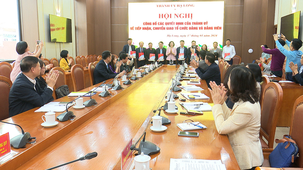 Đảng bộ TP Hạ Long tiếp nhận 17 tổ chức cơ sở đảng từ Đảng bộ khối các cơ quan doanh nghiệp tỉnh.