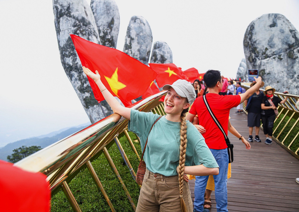 Khách quốc tế tham quan cầu vàng ở Đà Nẵng. Ảnh: Hồ Giáp
