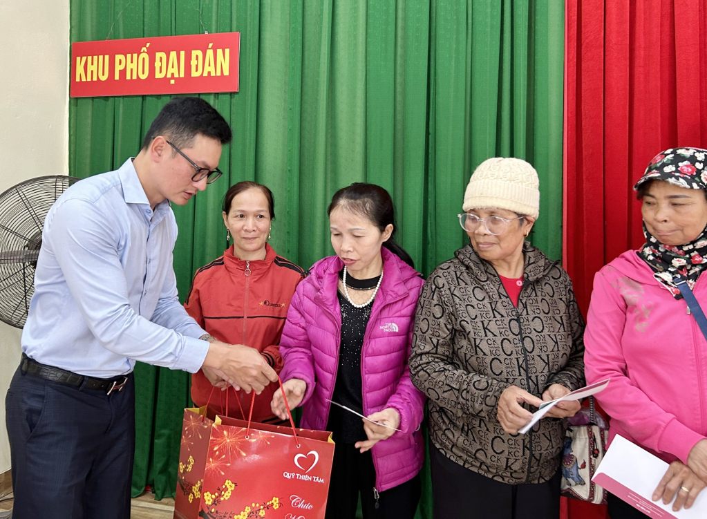 Ông Nguyễn Tuấn Anh, Phó Chủ tịch Hội Chữ thập đỏ tỉnh trao tặng quà Tết cho người có hoàn cảnh khó khăn tại phường Đại Yên (TP Hạ Long).