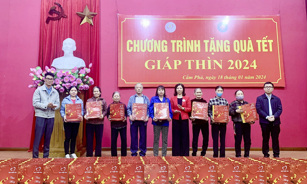 Lãnh đạo Hội Chữ thập đỏ tỉnh, đại diện Quỹ Thiện tâm và chính quyền địa phương trao tặng quà Tết cho người dân có hoàn cảnh khó khăn tại TP Cẩm Phả.