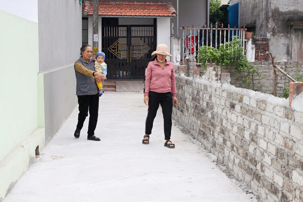 Người dân thôn Quán, xã Liên Vị phấn khởi khi tuyến đường nội thôn được hoàn thành.