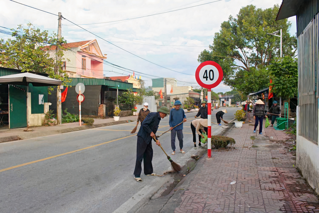 Nhân dân thôn Yên Hàn, xã Đầm Hà (huyện Đầm Hà) tham gia vệ sinh môi trường đường thôn, xóm.