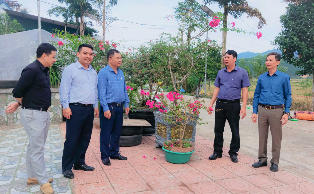VP Điều phối NTM tỉnh kiểm tra các tuyến đường NTM kiểu mẫu trên địa bàn xã Nam Sơn (huyện Ba Chẽ).