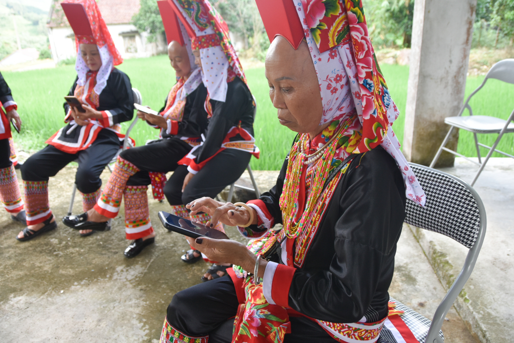 Người dân xã Quảng An (huyện Đầm Hà) cập nhật thông tin của địa phương qua kênh tuyên truyền chính thống trên mạng xã hội. Ảnh: Hoàng Giang.