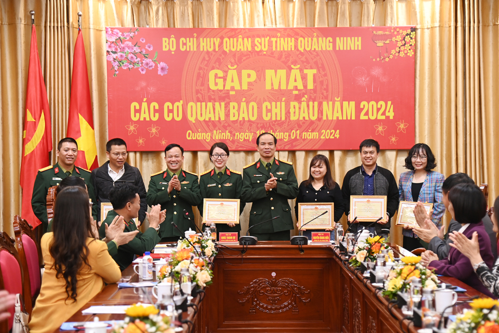 Lãnh đạo Bộ CHQS tỉnh tặng giấy khen cho các tập thể cá nhân có thành tích xuất sắc trong phối hợp tuyên truyền công tác quốc phòng, quân sự địa phương năm 2023.