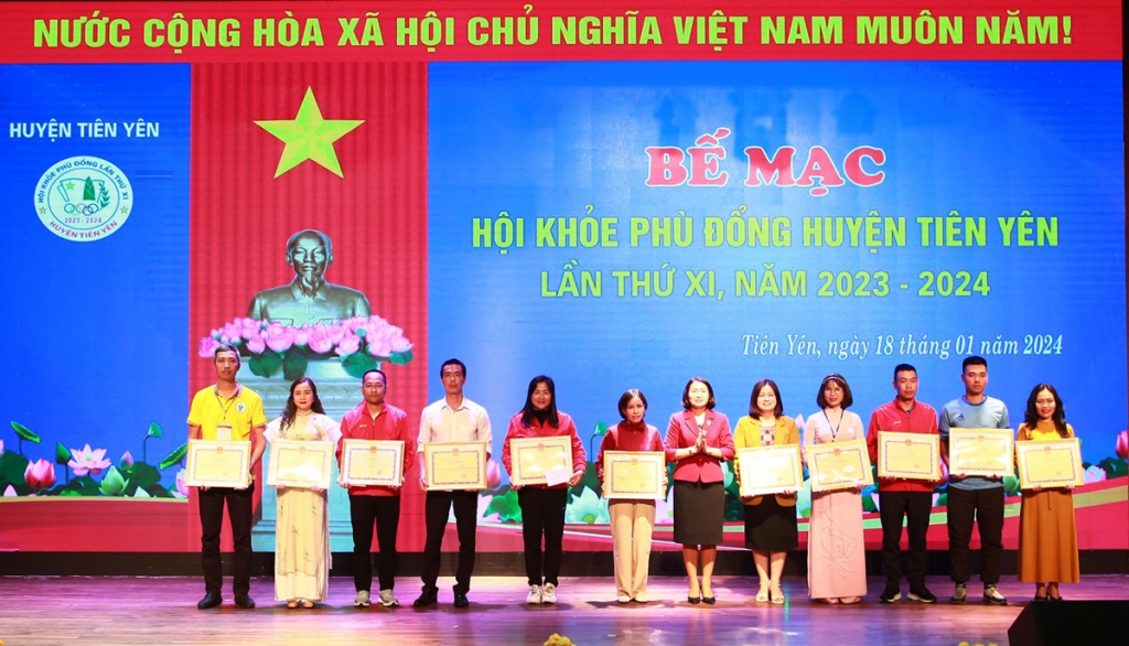 UBND huyện Tiên Yên khen thưởng cho các tập thể, cá nhân có thành tích xuất sắc trong công tác tổ chức HKPĐ huyện lần thứ XI năm 2023 - 2024.