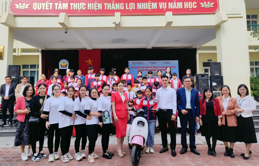 Đại diện Hội Bảo trợ NKT-TMC tỉnh, chính quyền địa phương, nhà trường cùng các mạnh thường quân trao tặng quà Tết cho học sinh mồ côi, khuyết tật, học sinh khó khăn tại xã Tràng Lương và xã Bình Khê (TX Đông Triều).