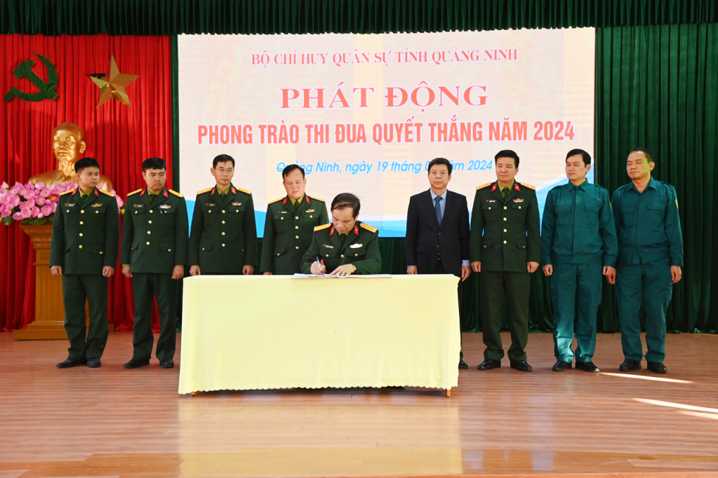 Đại diện các khối thi đua thuộc Bộ CHQS tỉnh Quảng Ninh đã ký kết giao ước thi đua.