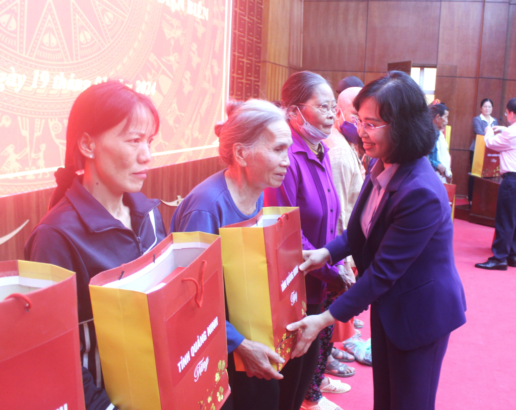 Phó Bí thư Thường trực Tỉnh ủy Quảng Ninh Trịnh Thị Minh Thanh trao quà cho hộ nghèo của tỉnh.