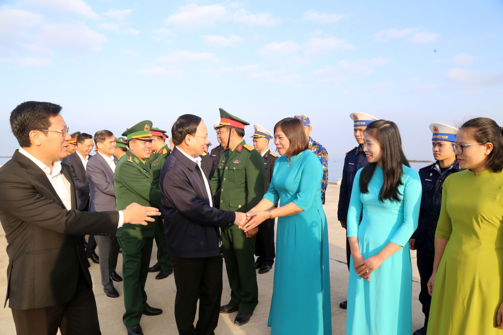Đoàn công tác của Tỉnh ủy, HĐND, UBND, Ủy ban MTTQ tỉnh và các lực lượng vũ trang của tỉnh đến thăm cán bộ, chiến sỹ và nhân dân đảo Trần (huyện Cô Tô).