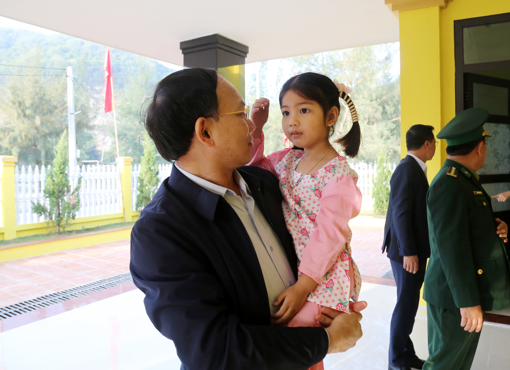 Đồng chí Bí thư Tỉnh ủy, Chủ tịch HĐND tỉnh trò chuyện, hỏi thăm tình hình học tập, sức khỏe của con em trên đảo Trần.