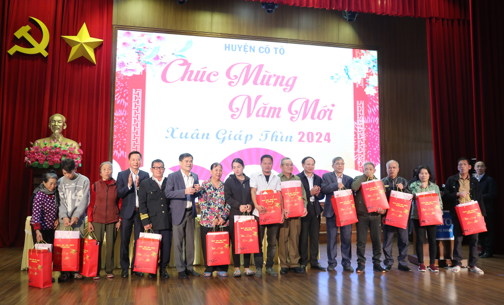 Đồng chí Nguyễn Xuân Ký, Ủy viên Trung ương Đảng, Bí thư Tỉnh ủy, Chủ tịch HĐND tỉnh cùng các đồng chí lãnh đạo tỉnh trao quà Tết cho một số gia đình chính sách, người có công trên địa bàn huyện Cô Tô.