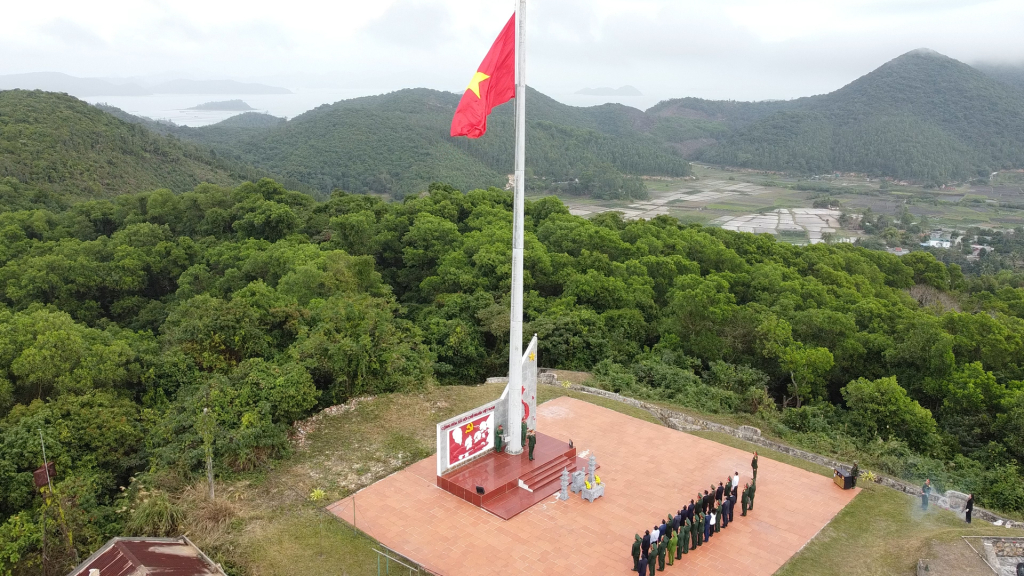 Đồng chí Nguyễn Xuân Ký, Bí thư Tỉnh ủy, Chủ tịch HĐND tỉnh và đoàn công tác đã dự lễ thượng cờ của Tiểu đội phòng không 37, Tiểu đoàn đảo Ngọc Vừng tại Cột cờ Quốc gia thuộc xã Ngọc Vừng.