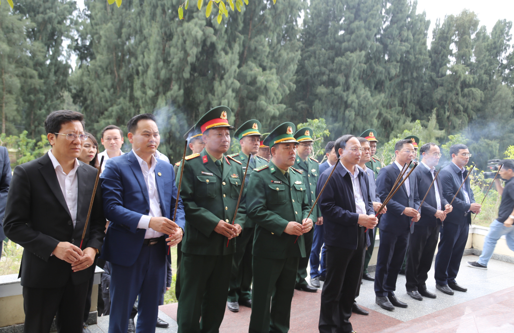 Đoàn công tác làm lễ dâng hương tại Di tích quốc gia địa điểm lưu niệm Chủ tịch Hồ Chí Minh trên đảo Ngọc Vừng