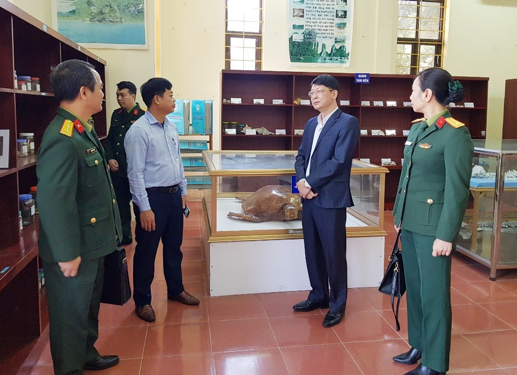 Lãnh đạo Ban Quản lý Vườn Quốc gia Bái Tử Long và Trung tâm Nhiệt đới Việt - Nga tham quan hình ảnh trưng bày tại 