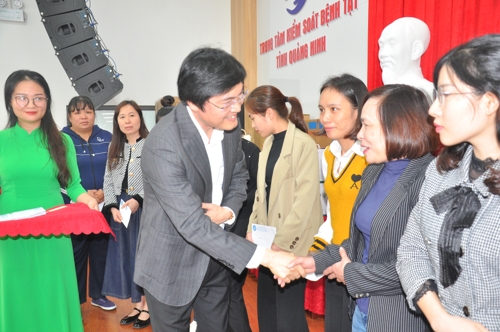 Đồng chí Nguyễn Trọng Diện, Giám đốc Sở Y tế tặng quà cho CNLĐ có hoàn cảnh khó khăn tại Tết Sum vầy ngành Y tế.
