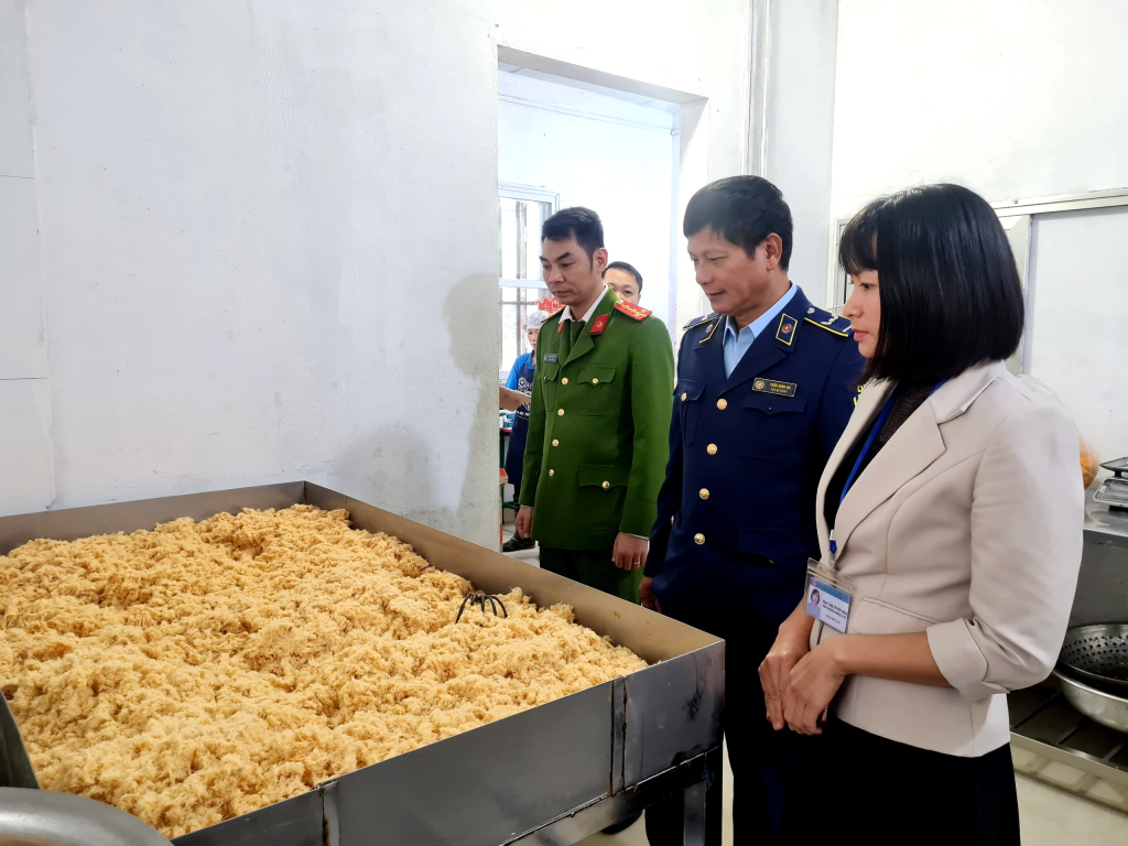Đoàn liên ngành của TX Quảng Yên kiểm tra tại Cơ sở sản xuất mắm tép, ruốc tép chưng thịt Long Thương.