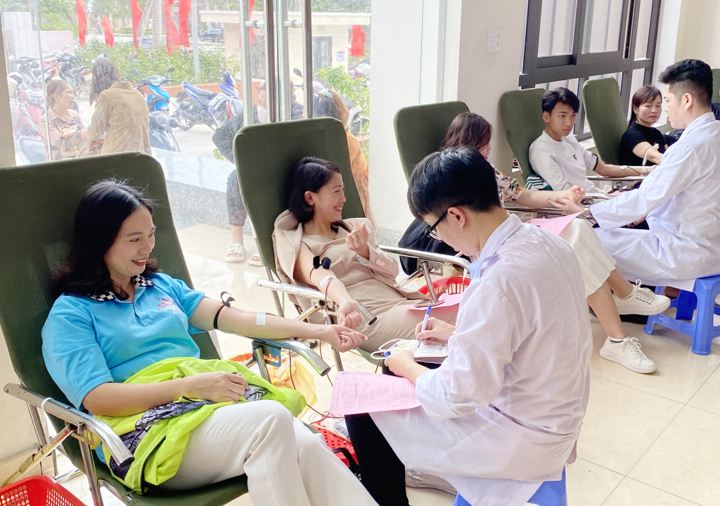Đông đảo cán bộ, công chức, viên chức, người lao động, đoàn viên thanh niên, tình nguyện viên CTĐ huyện Vân Đồn tham gia hiến máu tình nguyện đợt 1, năm 2024.