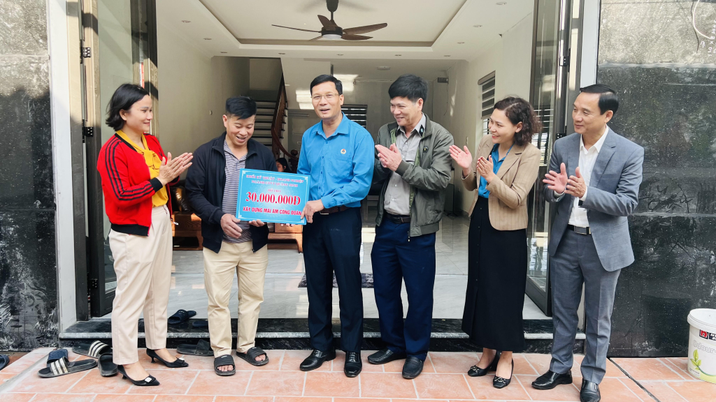 Công đoàn ngành GTVT trao hỗ trợ xây Mái ấm công đoàn cho gia đình anh Nguyễn Văn Trung.