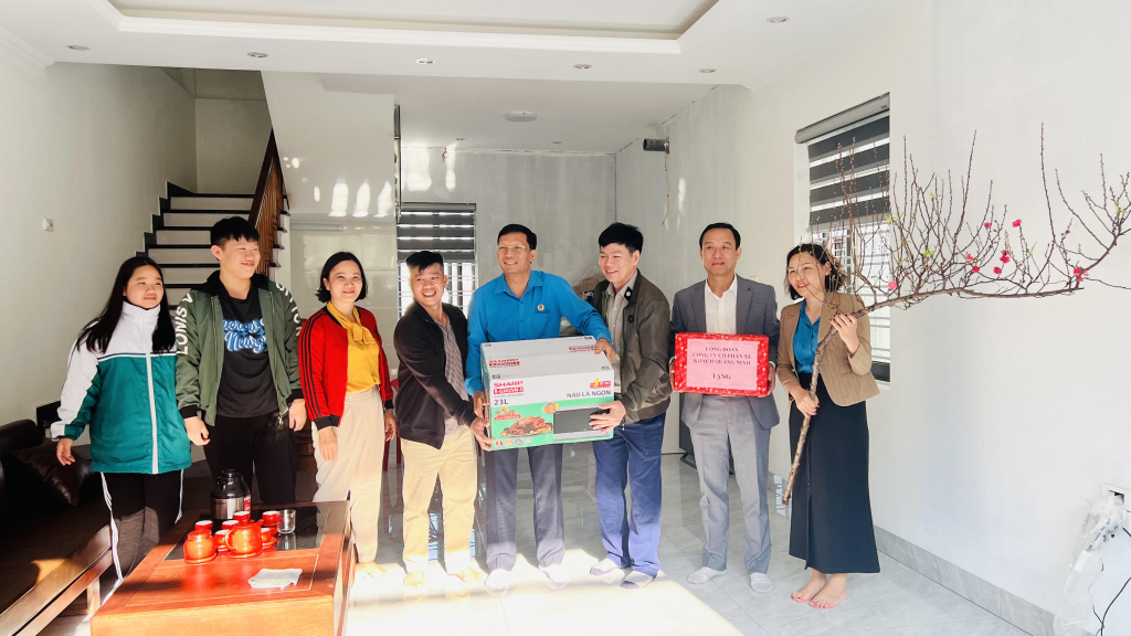 Công đoàn ngành, Công đoàn Công ty CP Xe khách Quảng Ninh và các doanh nghiệp trao tặng quà cho gia đình anh Trung nhân dịp về nhà mới.